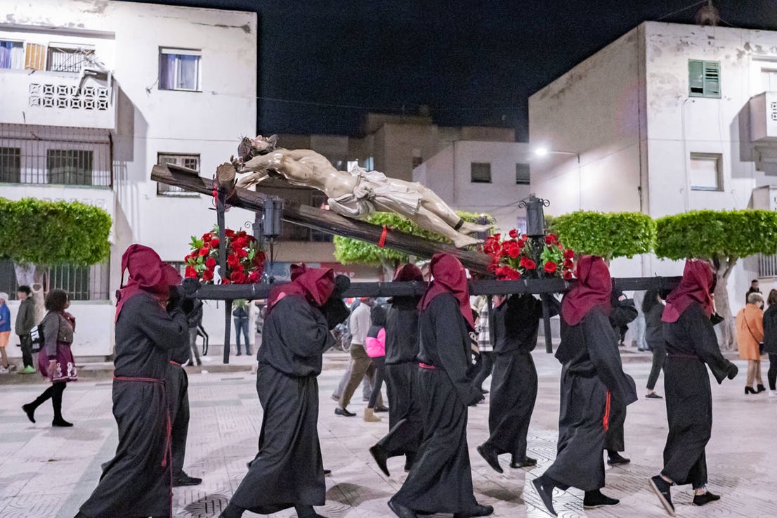 El Cristo de la Expiración procesiona en un impresionante silencio solo roto por los tambores