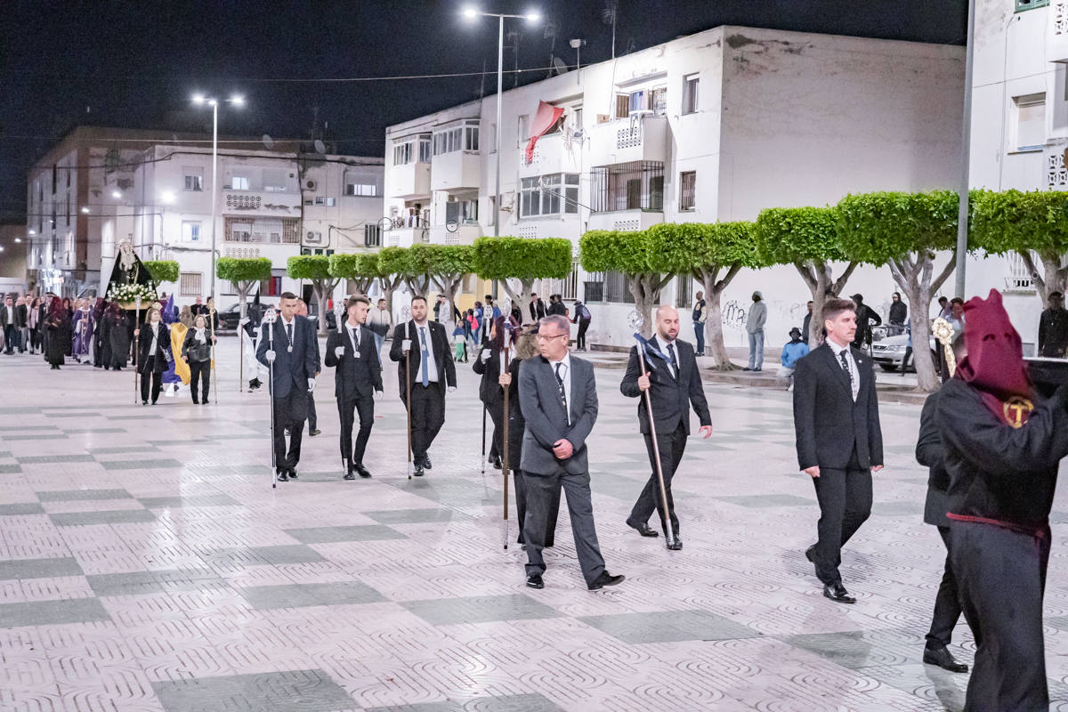 El Cristo de la Expiración procesiona en un impresionante silencio solo roto por los tambores