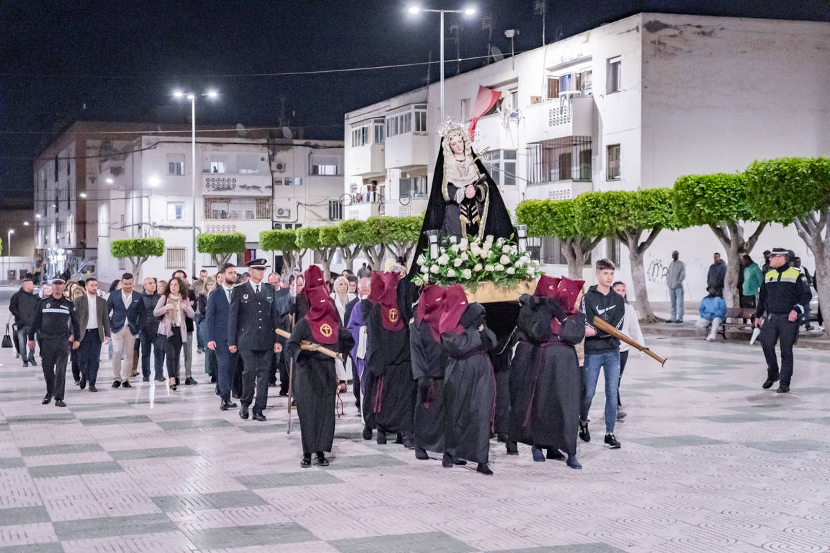 El Cristo de la Expiración procesiona en un impresionante silencio solo roto por los tambores
