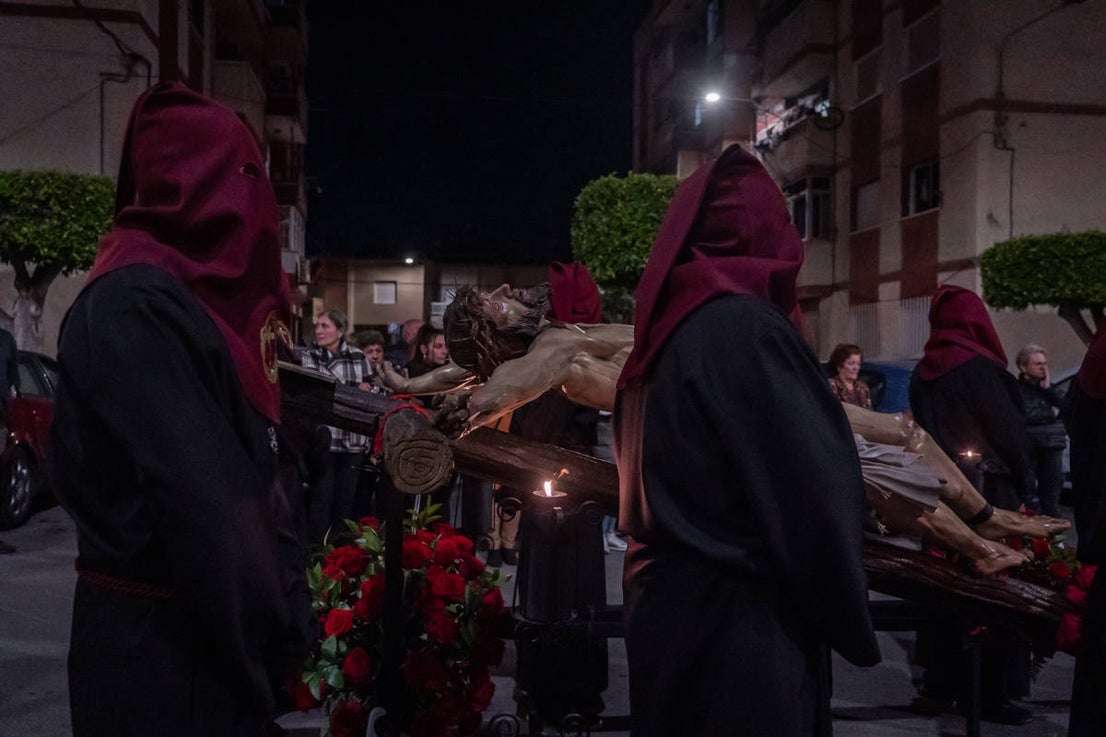 El Cristo de la Expiración procesiona en un impresionante silencio solo roto por los tambores