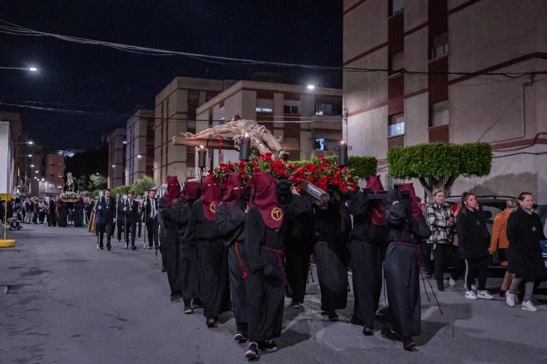 El Cristo de la Expiración procesiona en un impresionante silencio solo roto por los tambores