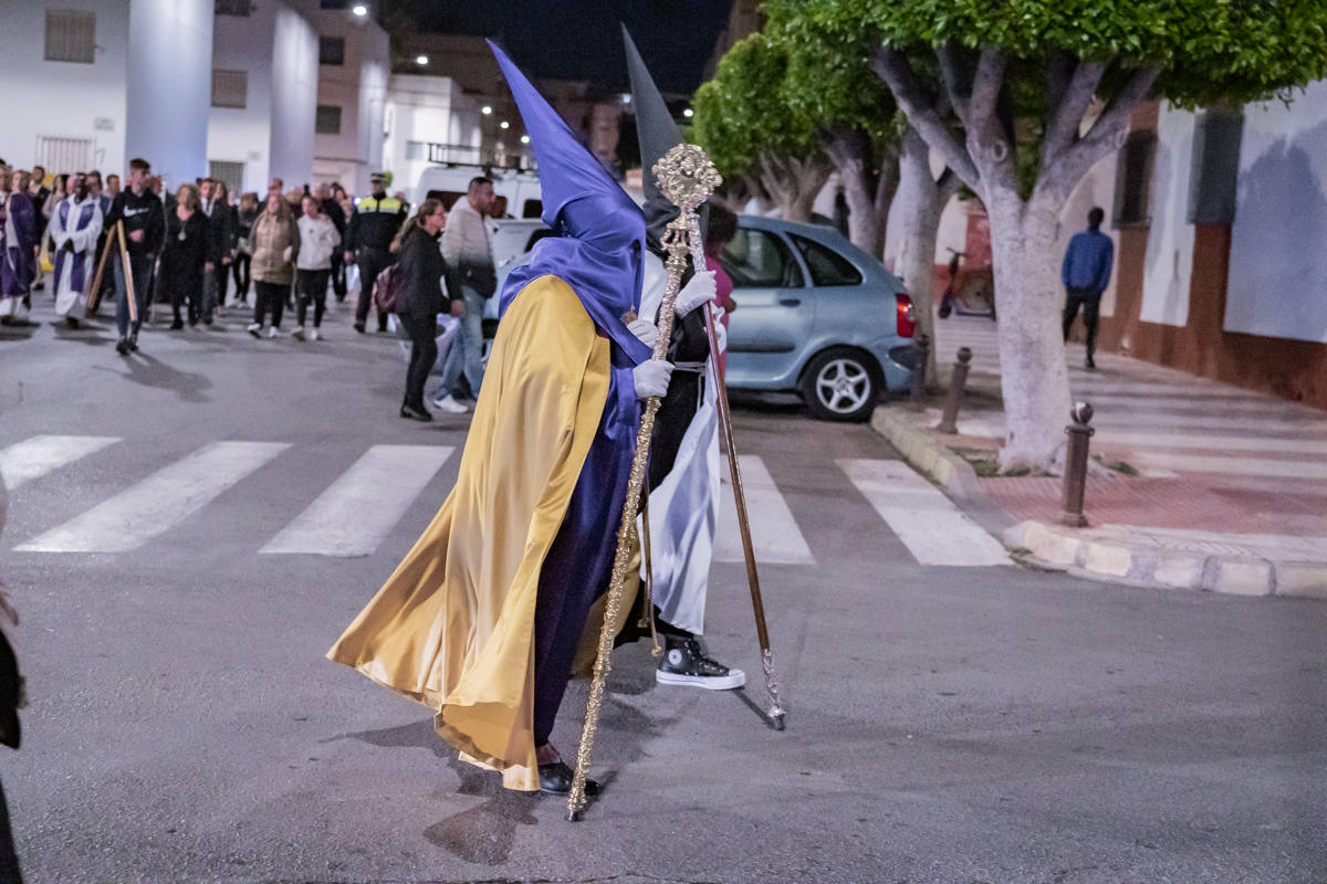 El Cristo de la Expiración procesiona en un impresionante silencio solo roto por los tambores