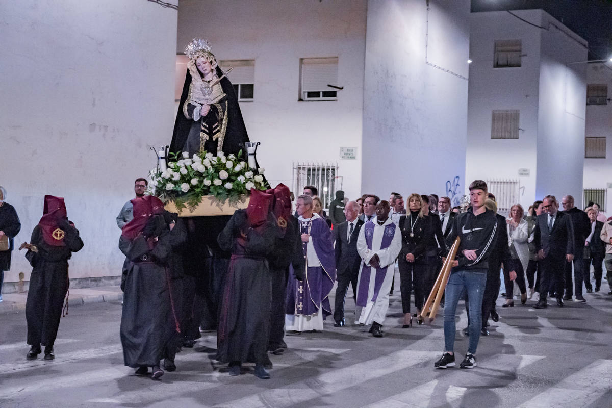 El Cristo de la Expiración procesiona en un impresionante silencio solo roto por los tambores