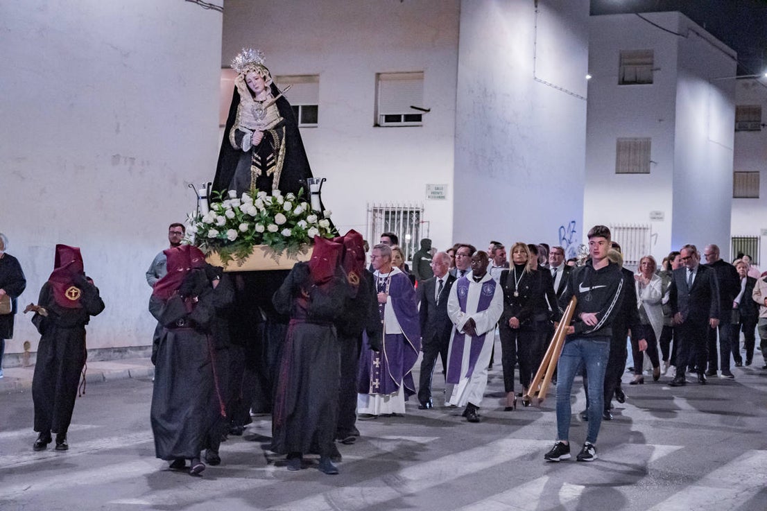 El Cristo de la Expiración procesiona en un impresionante silencio solo roto por los tambores