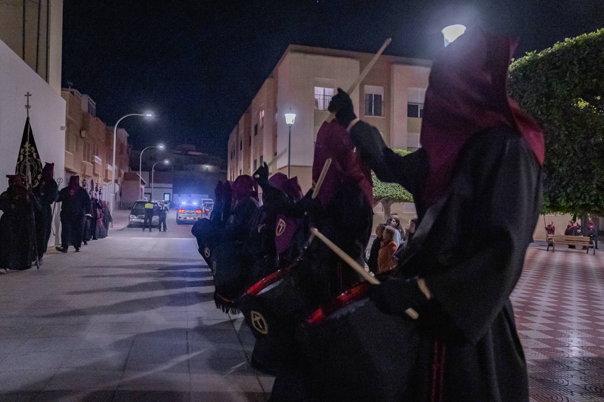 El Cristo de la Expiración procesiona en un impresionante silencio solo roto por los tambores
