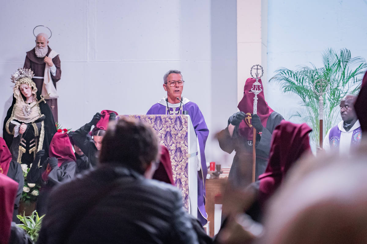 El Cristo de la Expiración procesiona en un impresionante silencio solo roto por los tambores