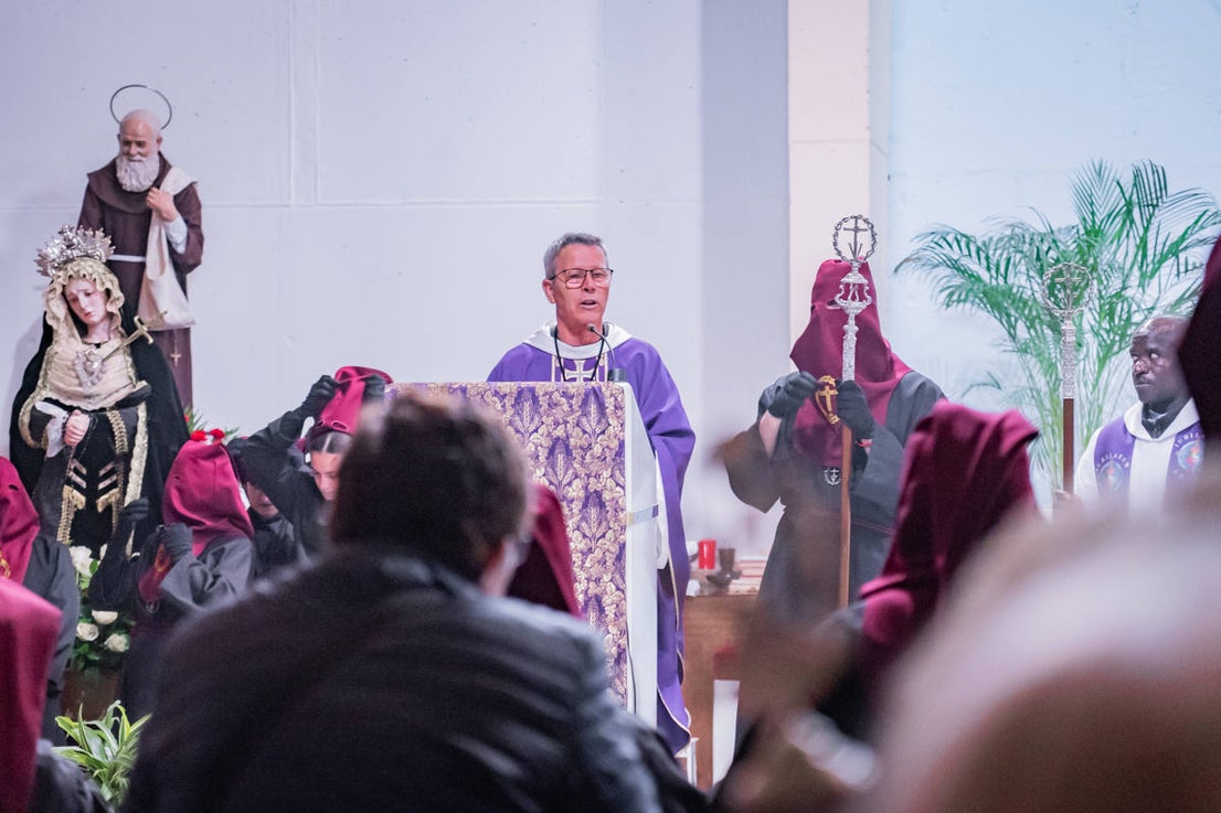 El Cristo de la Expiración procesiona en un impresionante silencio solo roto por los tambores