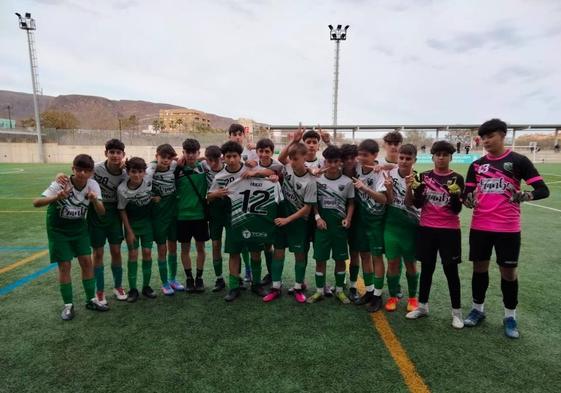 Los compañeros de Hugo posan con su camiseta dándole ánimos.