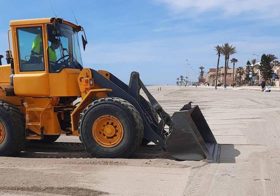 Una máquina de aplanado trabajando estos días en el arreglo de las playas.