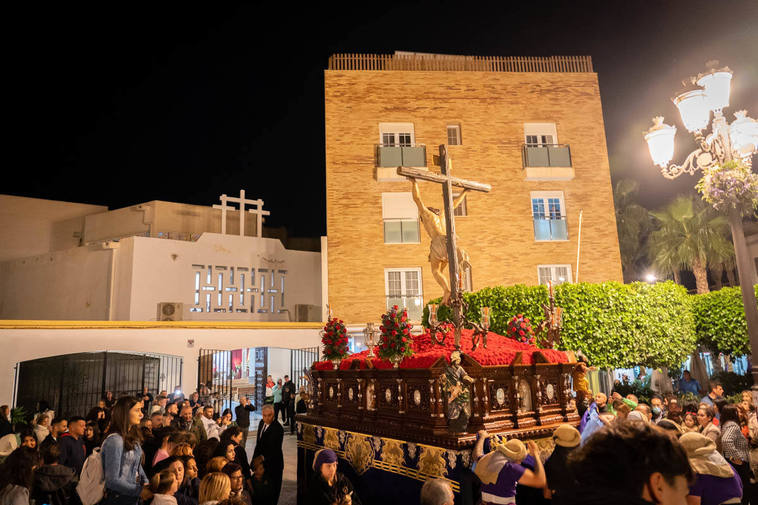 El Cristo de la Buena Muerte procesiona por las calles de El Parador