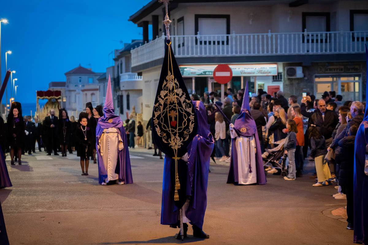El Cristo de la Buena Muerte procesiona por las calles de El Parador