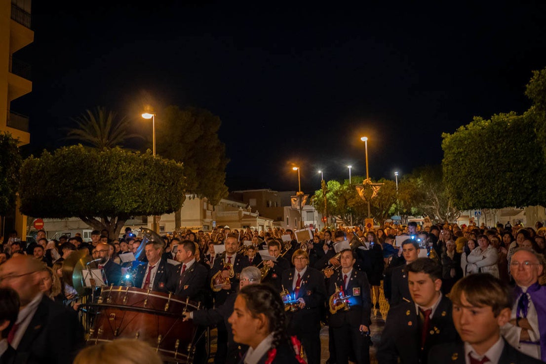 El Cristo de la Buena Muerte procesiona por las calles de El Parador