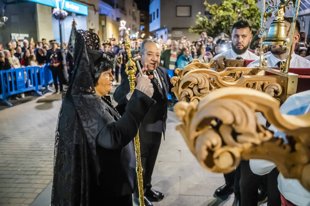 El Crucificado y María Santísima de los Dolores llenan de emoción las calles de Roquetas
