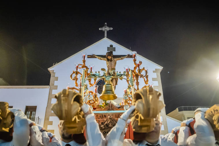 El Crucificado y María Santísima de los Dolores llenan de emoción las calles de Roquetas