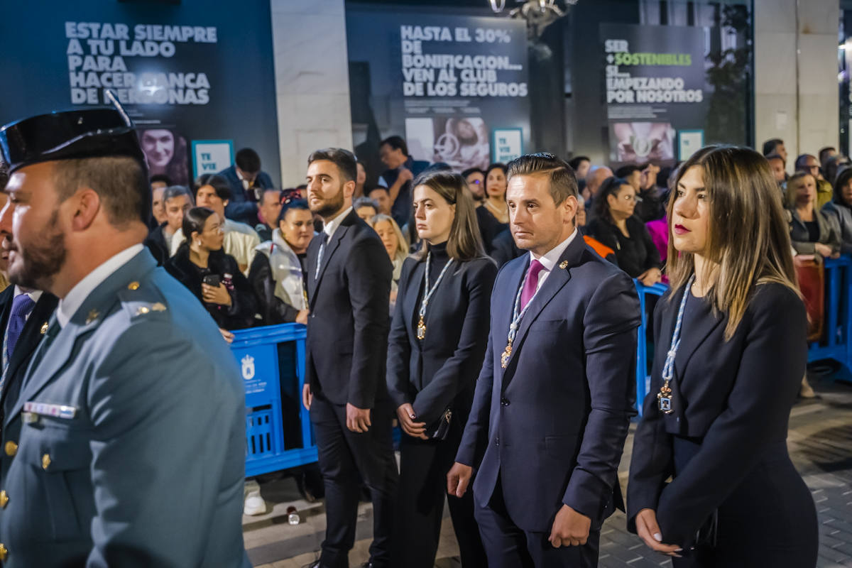 El Crucificado y María Santísima de los Dolores llenan de emoción las calles de Roquetas