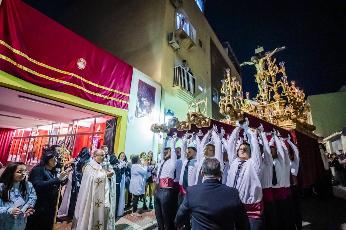 El Crucificado y María Santísima de los Dolores llenan de emoción las calles de Roquetas