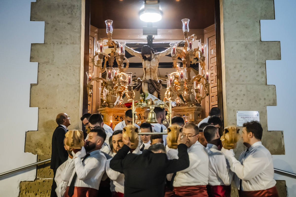 El Crucificado y María Santísima de los Dolores llenan de emoción las calles de Roquetas