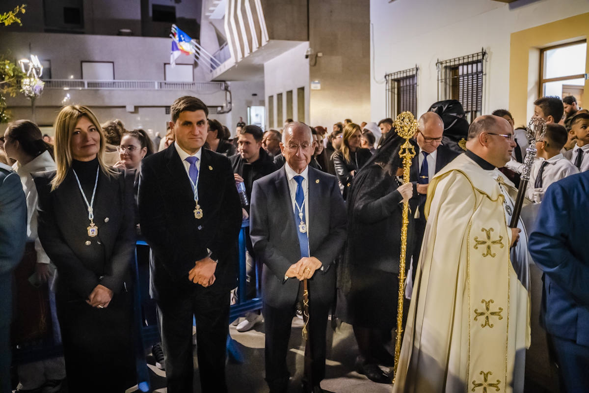 El Crucificado y María Santísima de los Dolores llenan de emoción las calles de Roquetas
