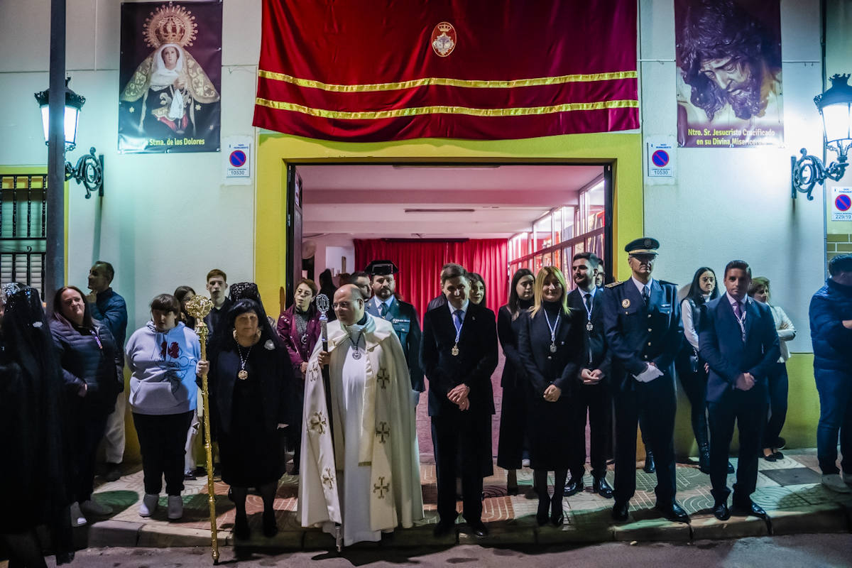 El Crucificado y María Santísima de los Dolores llenan de emoción las calles de Roquetas