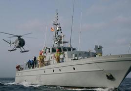 Visitas al patrullero Formentor en el Puerto de Roquetas de Mar