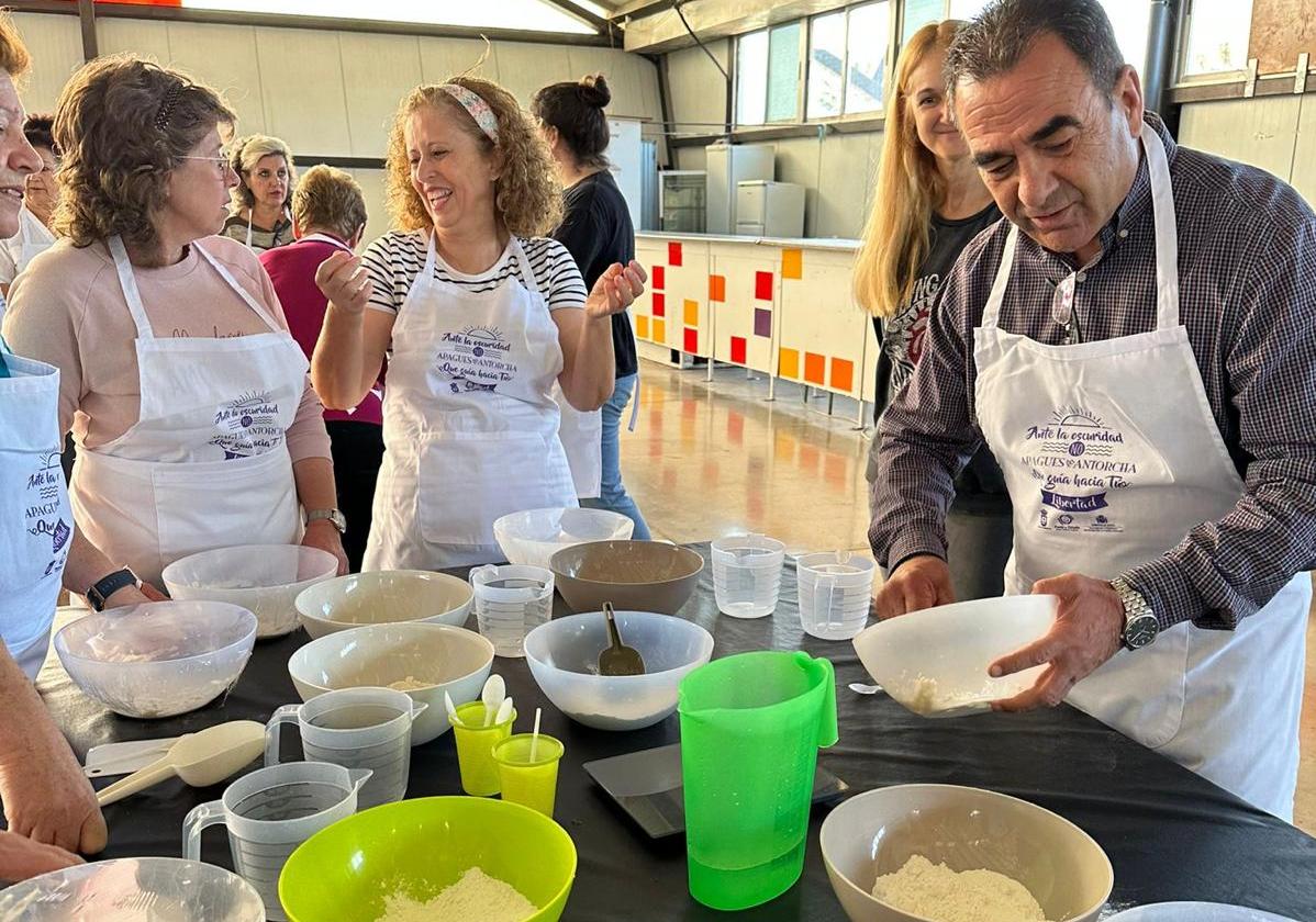 El alcalde, José Miguel Hernández, fue uno de los participantes en el primer taller.