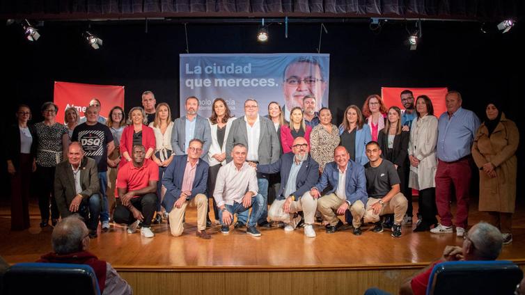 Manolo García presenta su equipo y llama a «desterrar» el «gris hormigón» de Amat