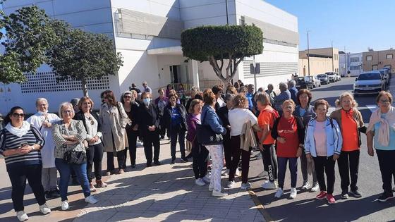 Vecinos de La Mojonera se concentran ante el centro de salud para reclamar mejoras