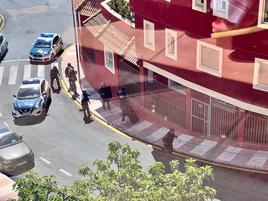 Un vecino se atrinchera en su ático de Aguadulce tras disparar varias veces al aire