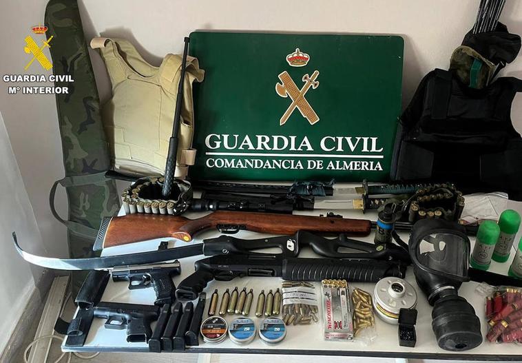 Una escopeta, pistolas, katanas o un arco: el arsenal que tenía el detenido por los disparos en Aguadulce