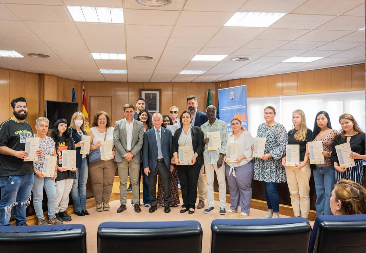 Casi una veintena de alumnos reciben diplomas de cursos de hostelería
