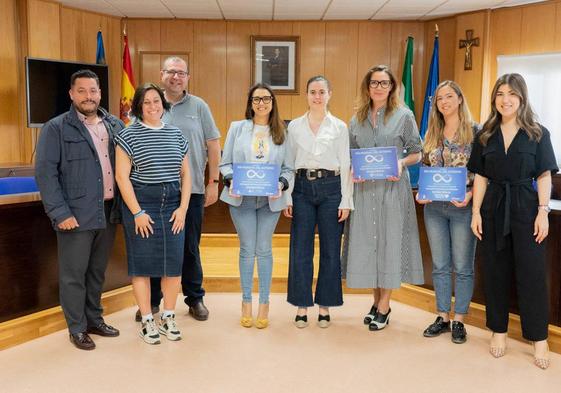Una treintena de comercios colaboran en la venta de pulseras solidarias para el autismo