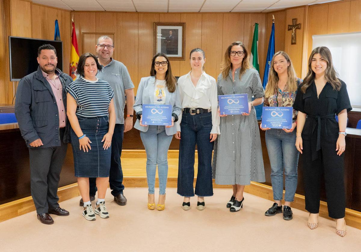 Una treintena de comercios colaboran en la venta de pulseras solidarias para el autismo