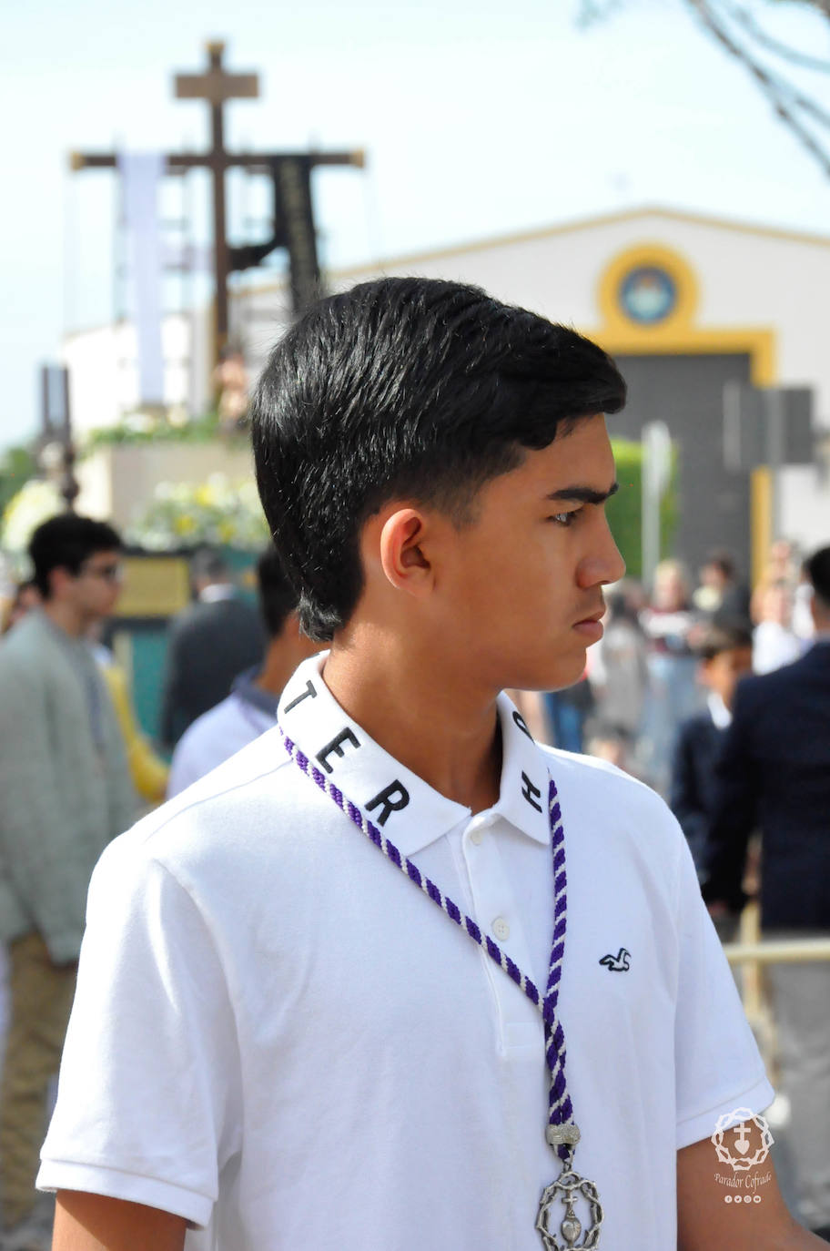 Jóvenes de El Parador procesionan la Santa Cruz