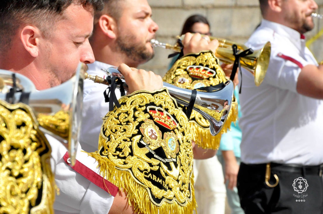 Jóvenes de El Parador procesionan la Santa Cruz
