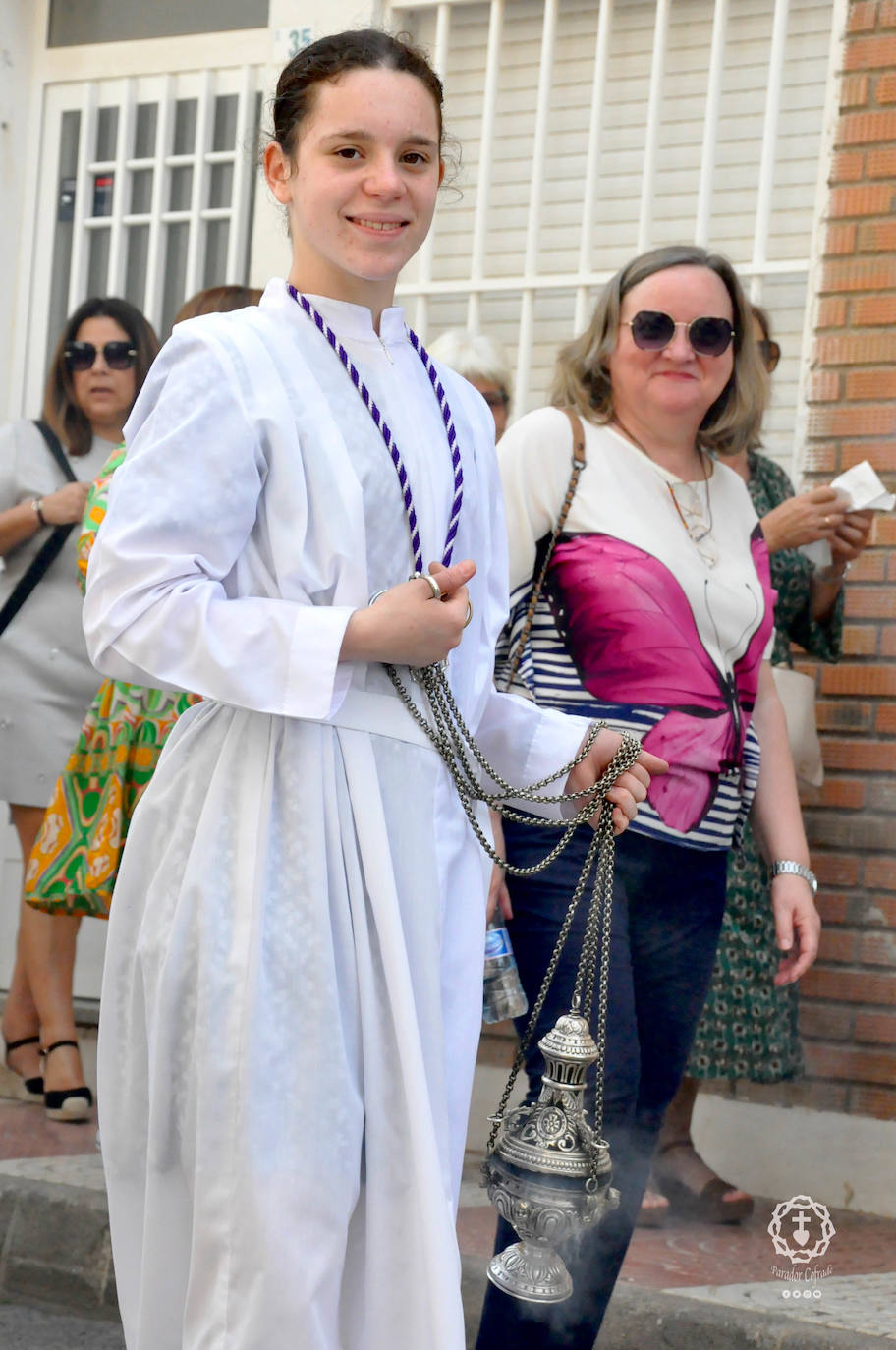 Jóvenes de El Parador procesionan la Santa Cruz