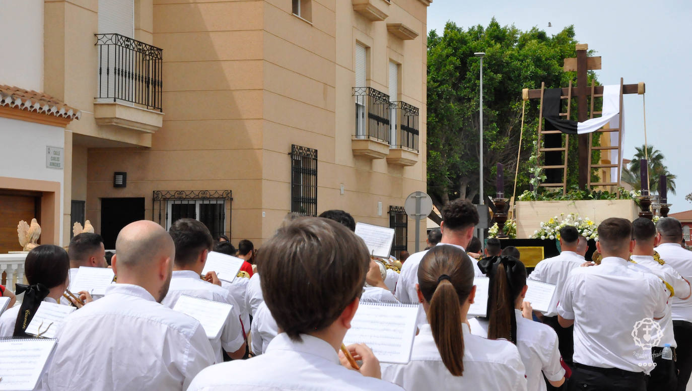 Jóvenes de El Parador procesionan la Santa Cruz