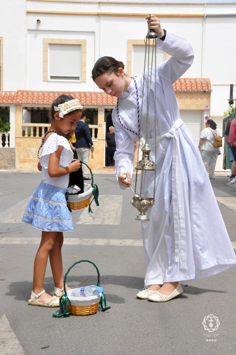 Jóvenes de El Parador procesionan la Santa Cruz