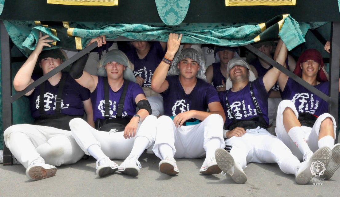Jóvenes de El Parador procesionan la Santa Cruz