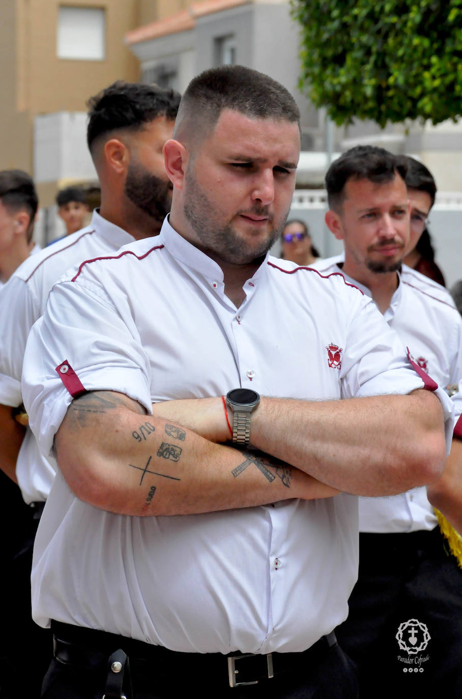 Jóvenes de El Parador procesionan la Santa Cruz