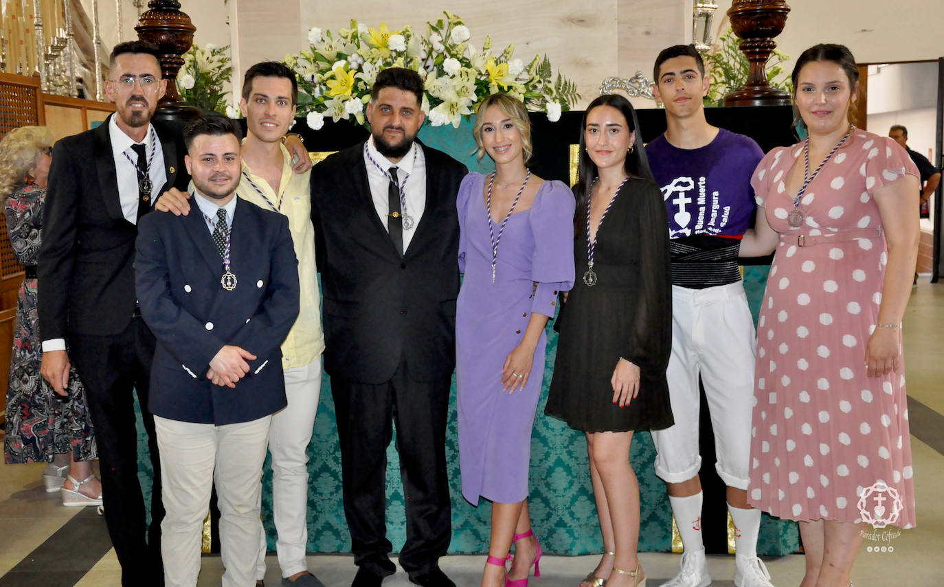 Jóvenes de El Parador procesionan la Santa Cruz