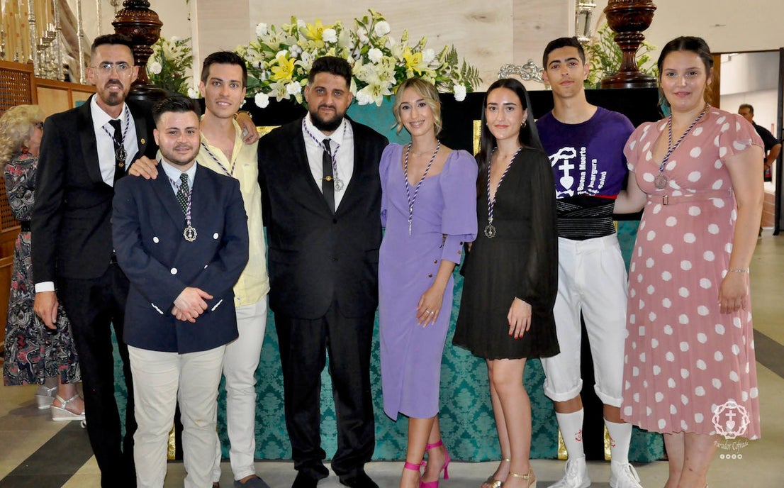 Jóvenes de El Parador procesionan la Santa Cruz