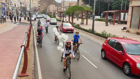 Montoya muestra sus propuestas para Aguadulce con un paseo en bicicleta