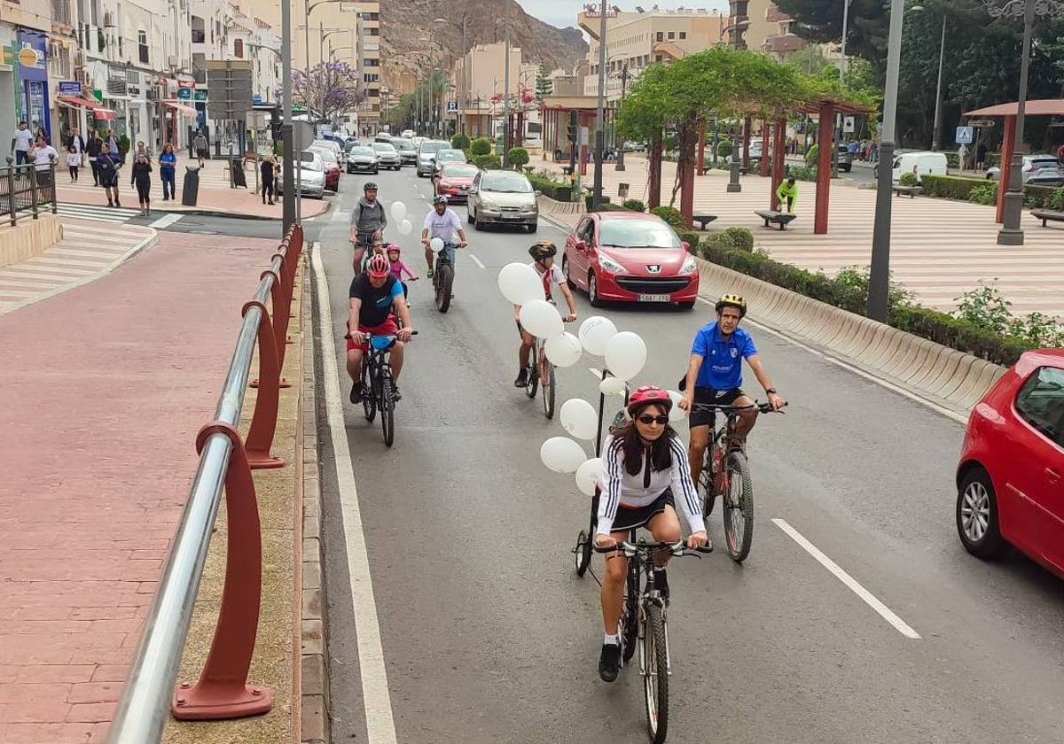 Montoya muestra sus propuestas para Aguadulce con un paseo en bicicleta