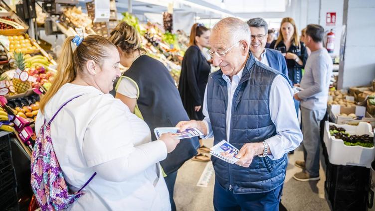 Amat hace campaña en el Mercado Municipal pidiendo el apoyo de los roqueteros