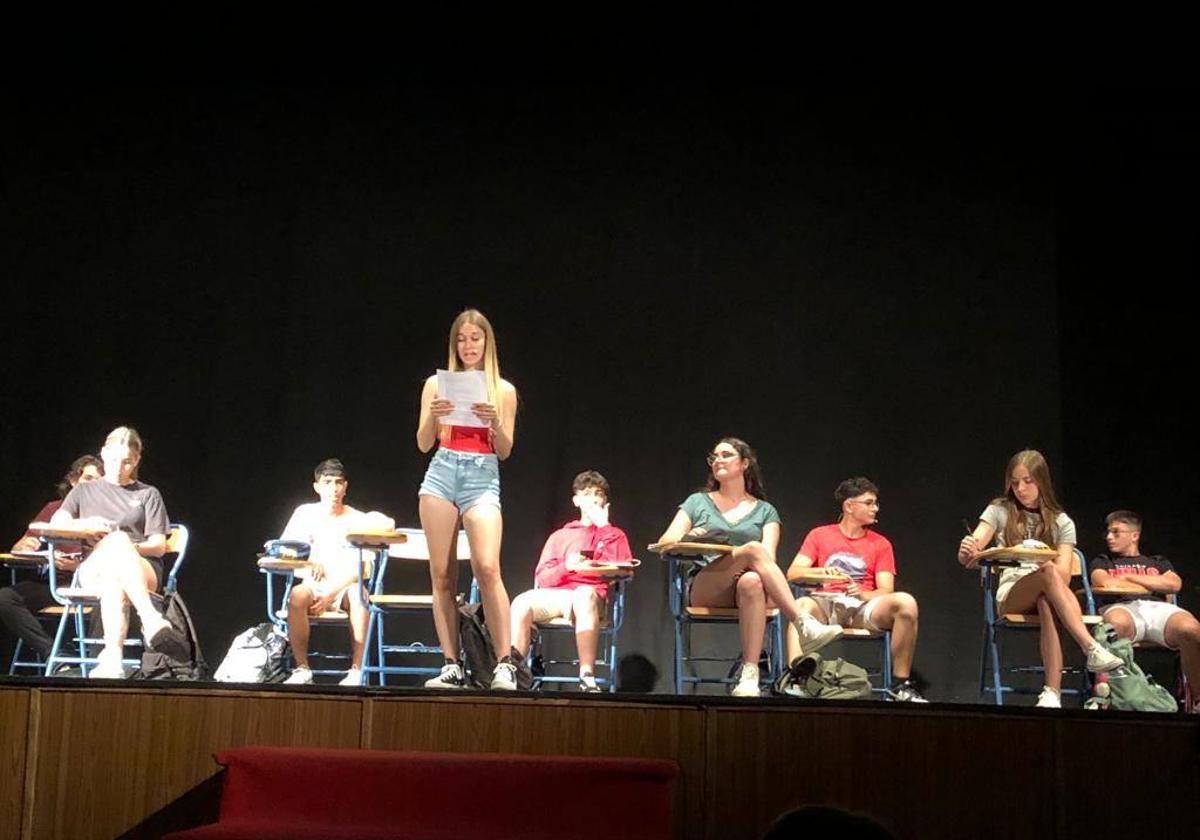 Alumnado del IES El Parador representa dos obras teatrales ante sus compañeros y familiares