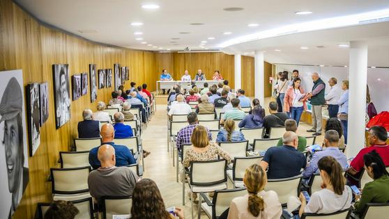 Amat hace campaña en la Peña Taurina y llama a votar el 28M para mantener sus políticas