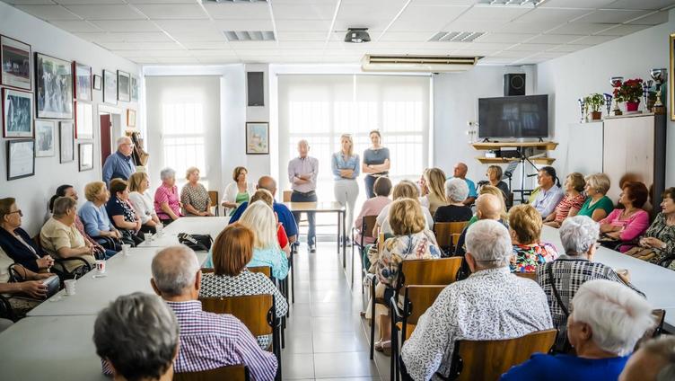 Amat lleva sus propuestas a los vecinos de Las Losas y El Parador