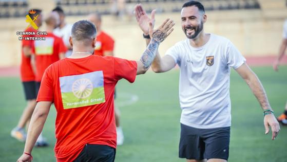 Partido de fútbol entre guardias civiles y gitanos en Roquetas