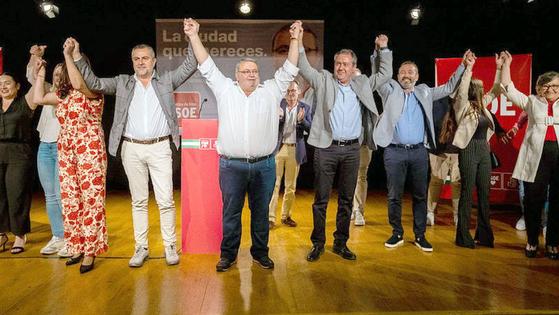 Manolo García ve a Roquetas «en decadencia» y llama a votar por «la ciudad que mereces»