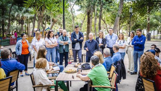 Amat presenta su programa a vecinos de Aguadulce